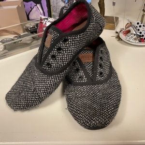 Tom's Slip-On Black Sweater Print- Used, Size 6.5